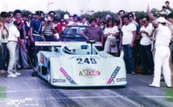 Mauro Nesti, vincitore nel 1982, allineato sui nastri di partenza con la sua Lola 